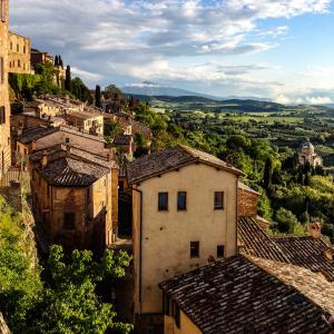 vista di Montepulciano e delle colline della Val d'Orcia