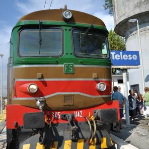 Il treno storico nella stazione di Telese