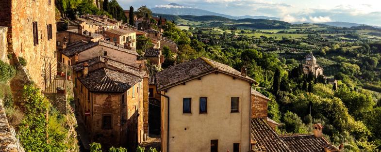 vista di Montepulciano e delle colline della Val d'Orcia