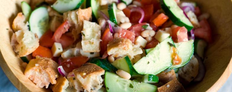 un piatto tipico di panzanella un piatto tipico di panzanella